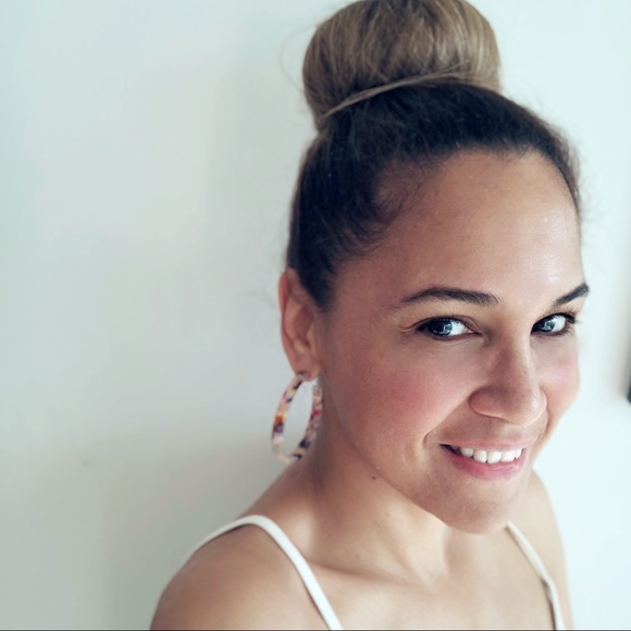 LAST 1! RAMONA RESIN HOOP EARRINGS - Picture 4 of 4